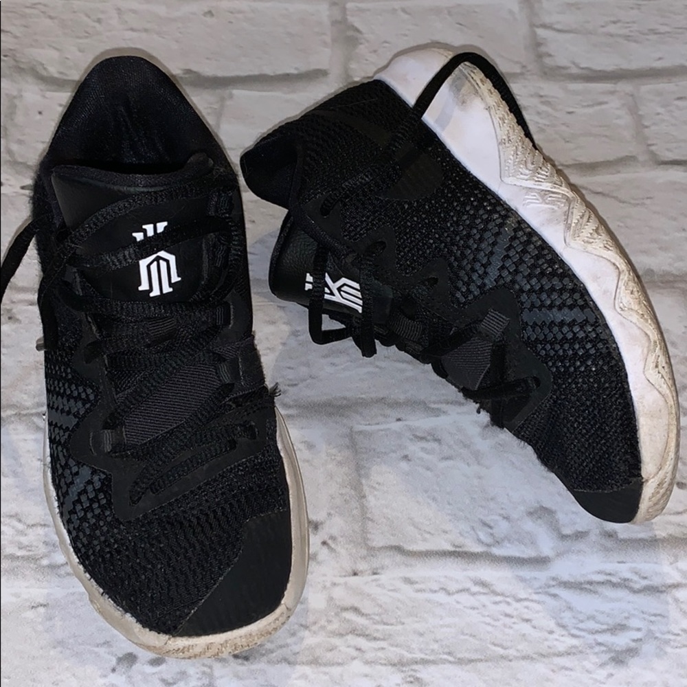 Nike Kyrie basketball sneakers. Sz 2Y